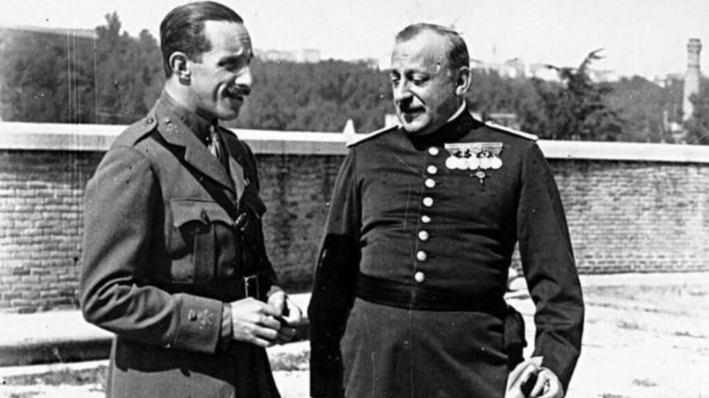 El general Miguel Primo de Rivera hablando con el Rey Alfonso XIII