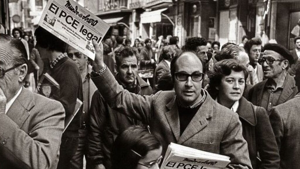 Un militante comunista vende ejemplares de ’Mundo obrero’ con la noticia de la legalización del Partido Comunista Español