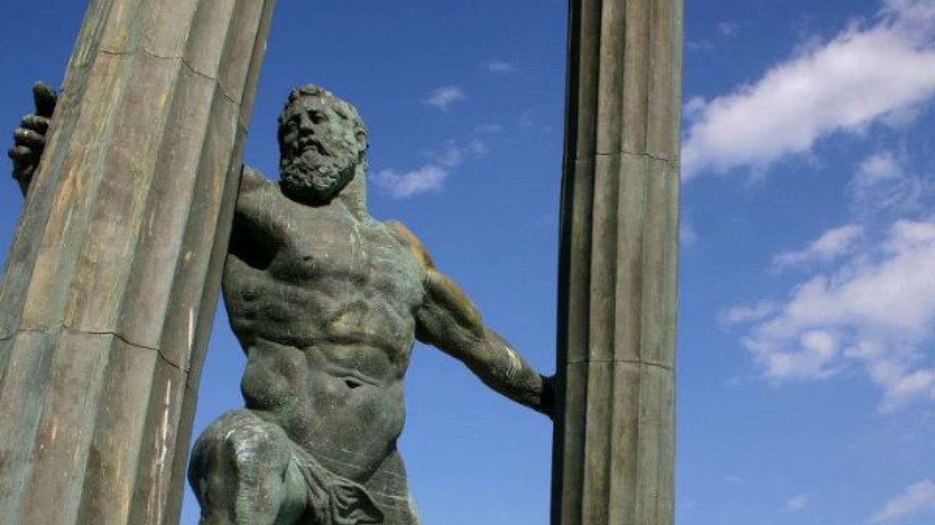 Estatua que muestra a Hércules sujetando las dos columnas que aparecen en el escudo de España