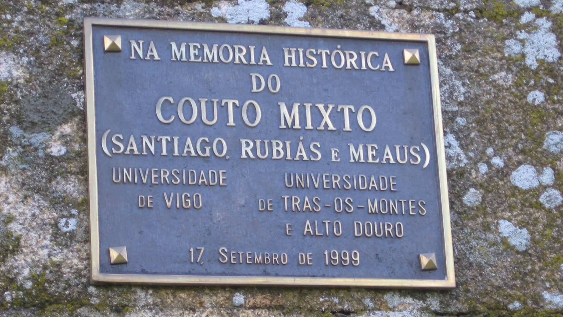 Placa que recuerda la existencia del Coto Mixto, el desconocido Estado que ha existido entre España y Portugal a lo largo de ocho siglos