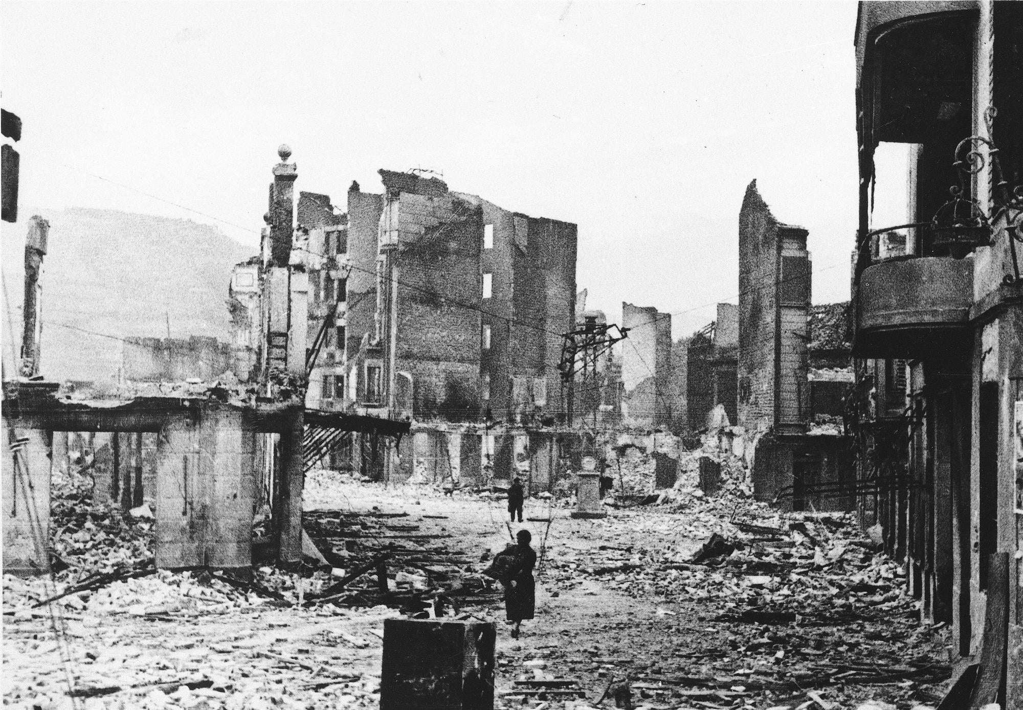 Imagen que muestra la destrucción de los bombardeos de la aviación alemana sobre la localidad vasca de Guernica
