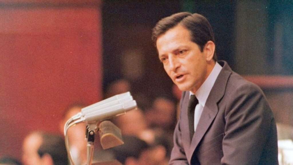 Adolfo Suárez dando un discurso en el Congreso de los diputados