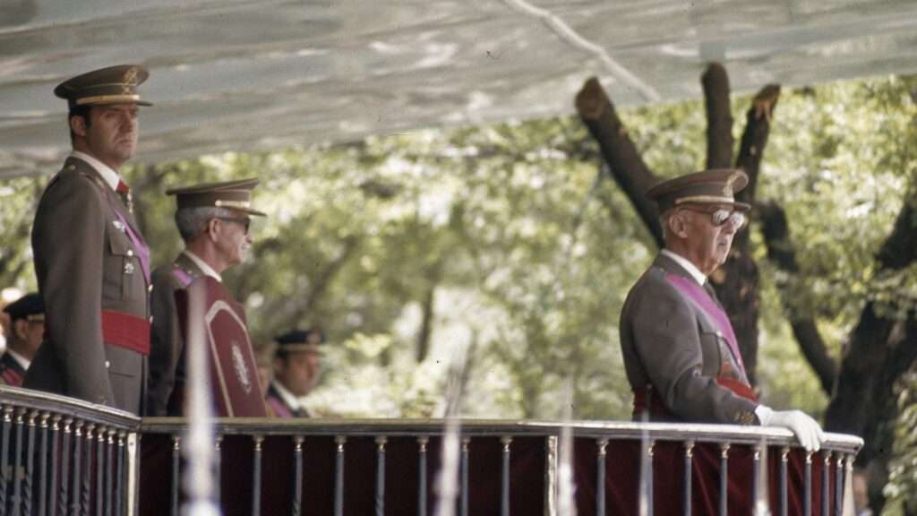 El Rey Juan Carlos I preside un desfile militar junto a Francisco Franco