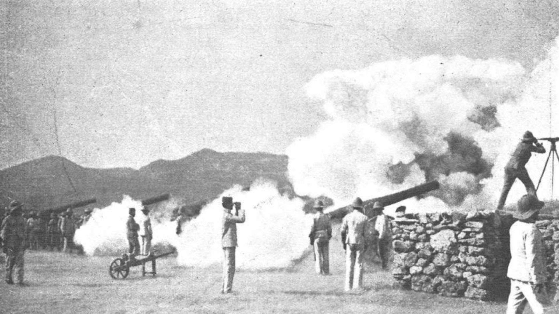 Escena de la Guerra de Melilla que muestra cañones de 15 centímetros haciendo fuego sobre Benisicar desde el Fuerte de Camellos