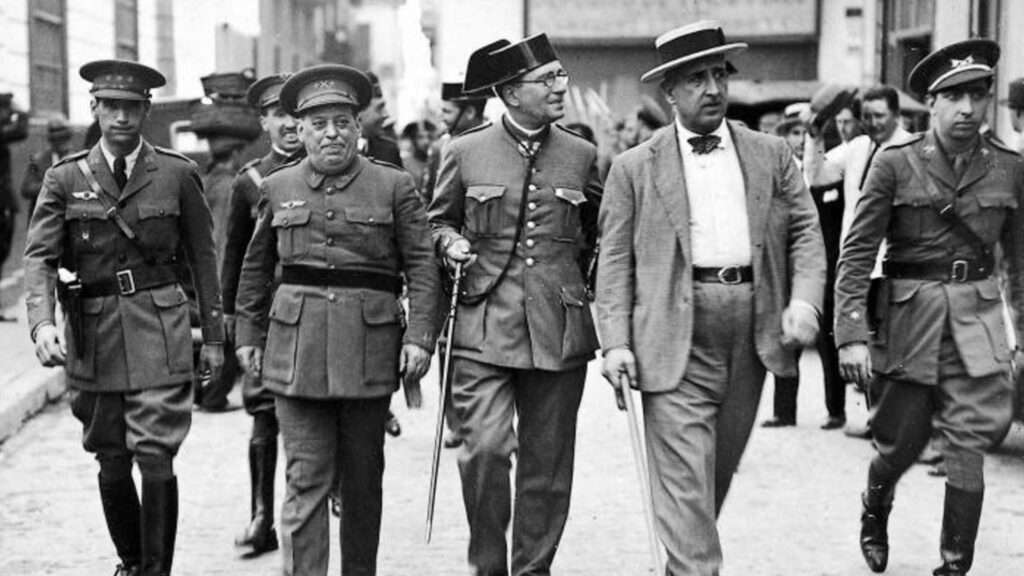 El general Sanjurjo, el teniente coronel Varea de la Guardia Civil, el general retirado García de la Herrán y el teniente Parladé por una calle de Sevilla el 10 de agosto de 1932 durante 'La Sanjurjada'
