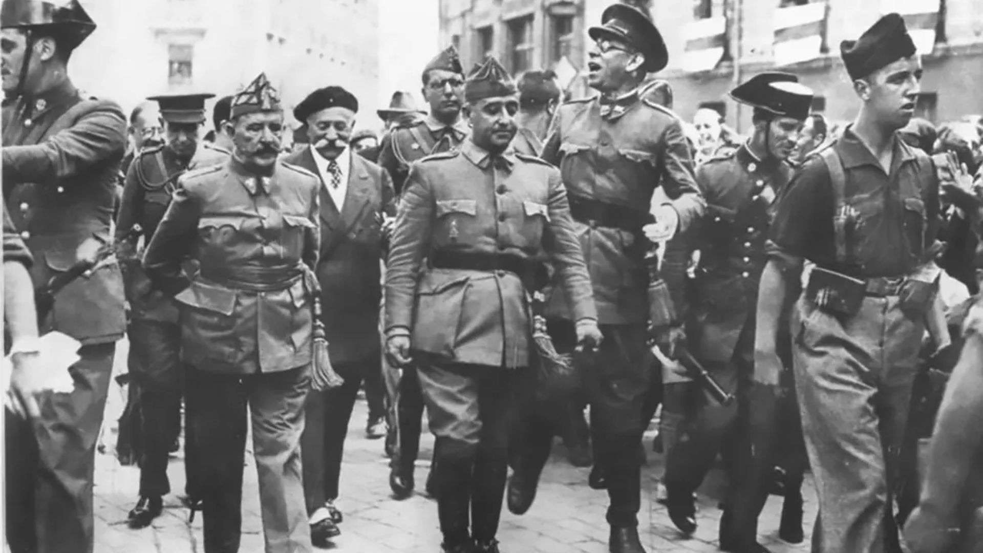Los generales Cavalcanti, Franco y Mola, caminan en la ciudad de Burgos durante el año 1936