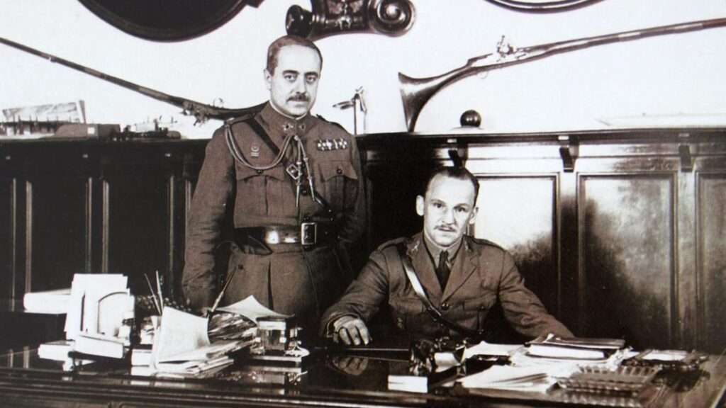 El general Manuel Goded, sentado en su despacho
