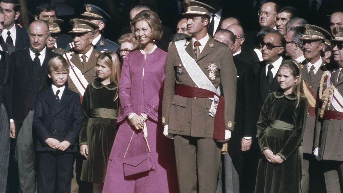 El Rey Juan Carlos I y Doña Sofía, junto a sus tres hijos en 1975