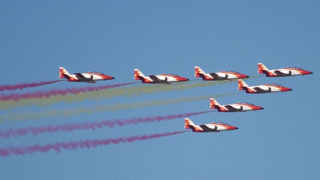 Aviones del Ejército español durante el desfile del Día de la Hispanidad dibujando en el cielo la bandera de España