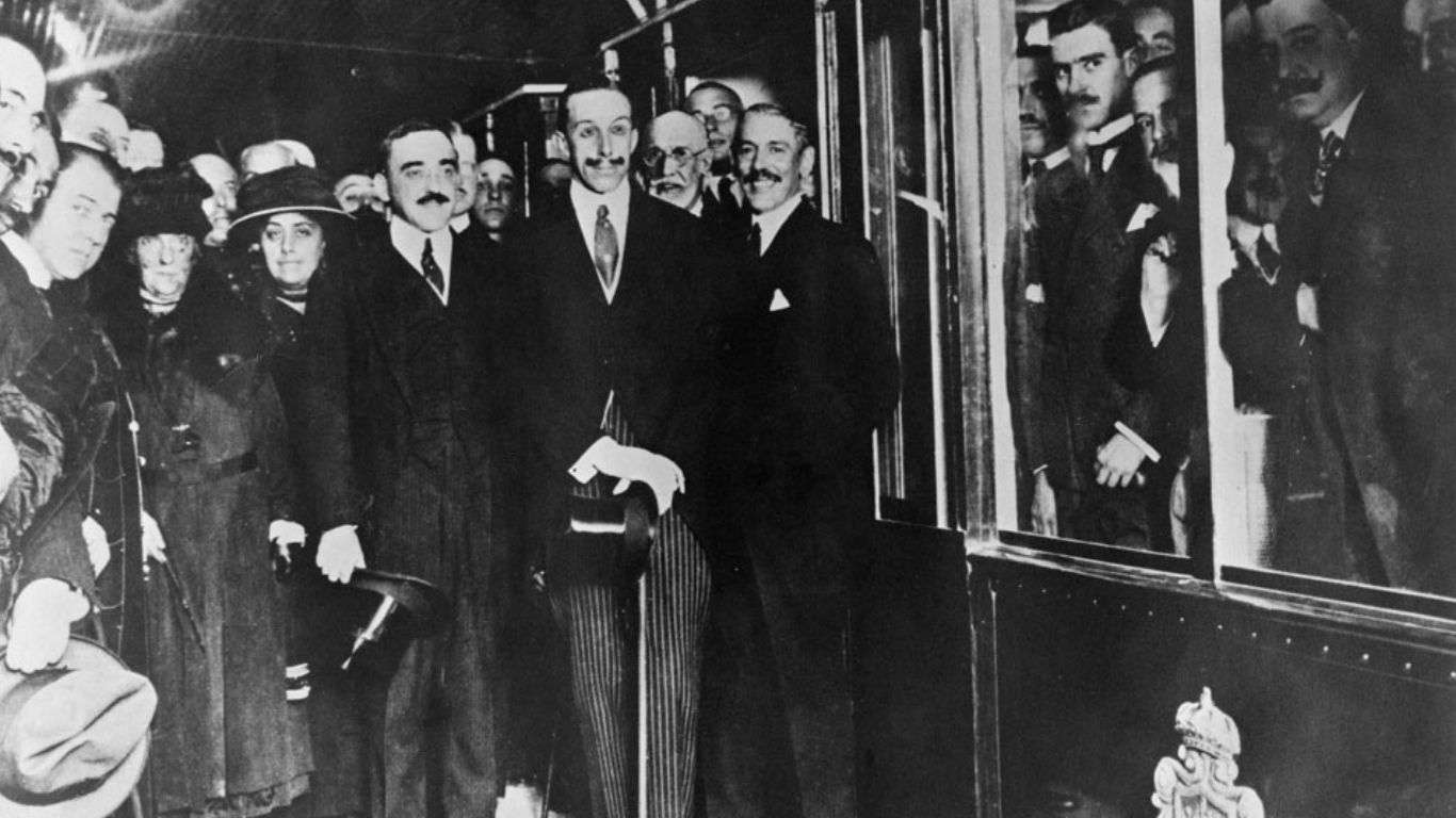 El Rey Alfonso XIII inaugurando el primer trayecto de metro de la historia de España