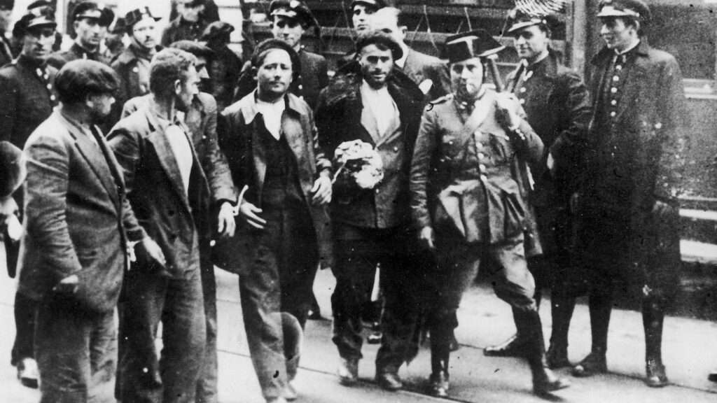 Prisioneros de la Guardia Civil y de Asalto durante la Revolución de Asturias