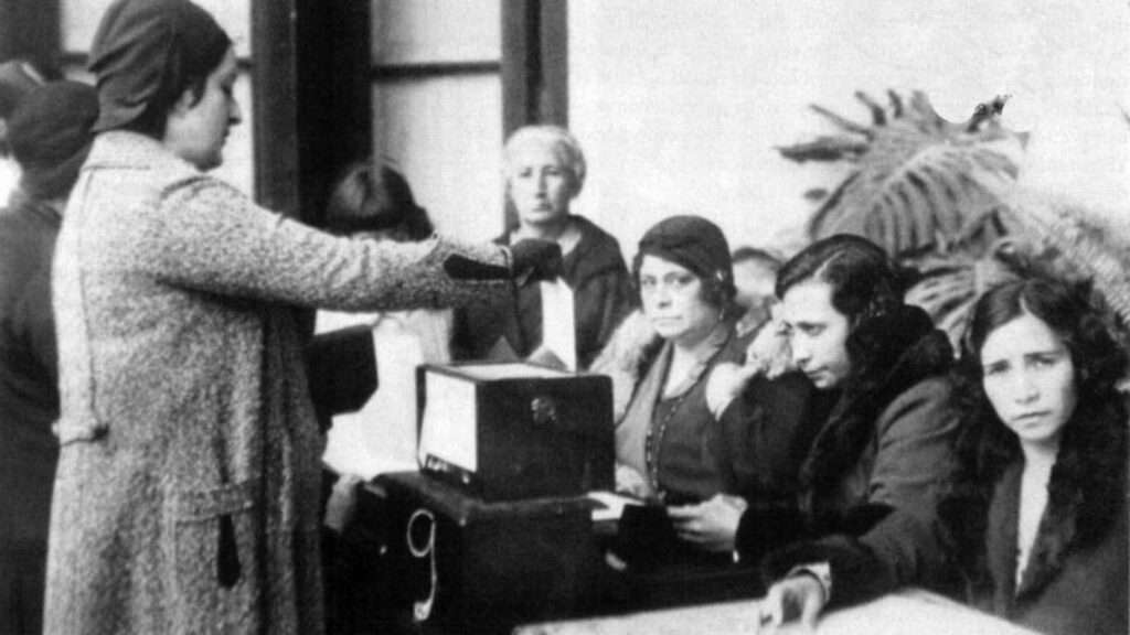 Una mujer vota por primera vez durante las elecciones de 1933 tras la aprobación del voto femenino