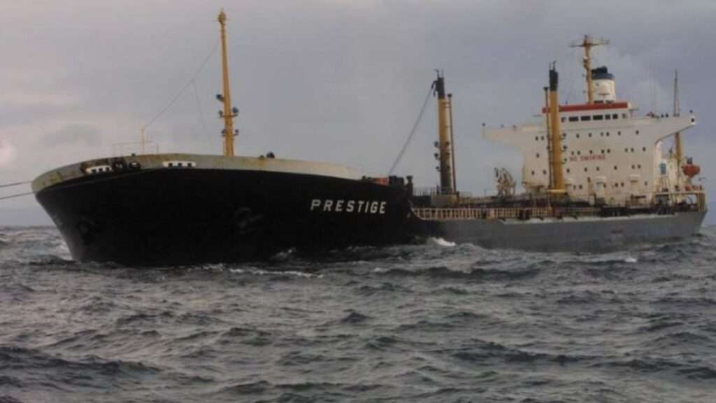 El petrolero ‘Prestige', durante su hundimiento en la costa gallega