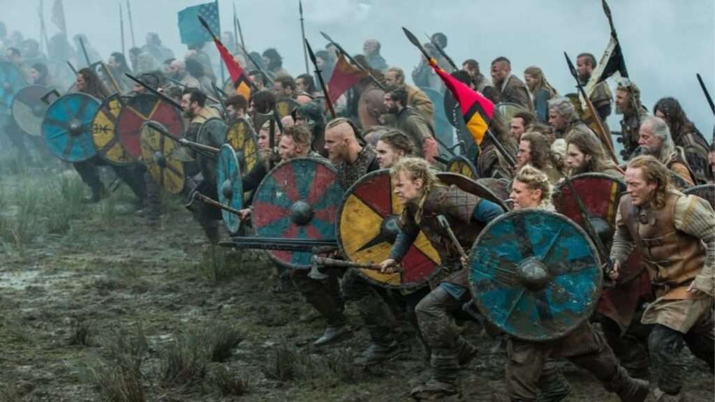 Soldados vikingos se lanzan al ataque. Fotograma de la serie Vikingos