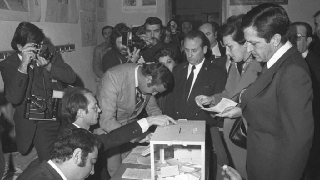 Adolfo Suárez vota en el referéndum de la Ley de Reforma Política