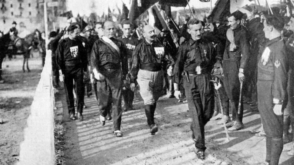 Benito Mussolini y sus camisas negras