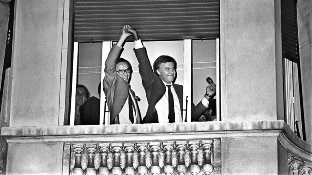 Felipe González y Alfonso Guerra celebran la victoria del PSOE en las elecciones generales de 1982