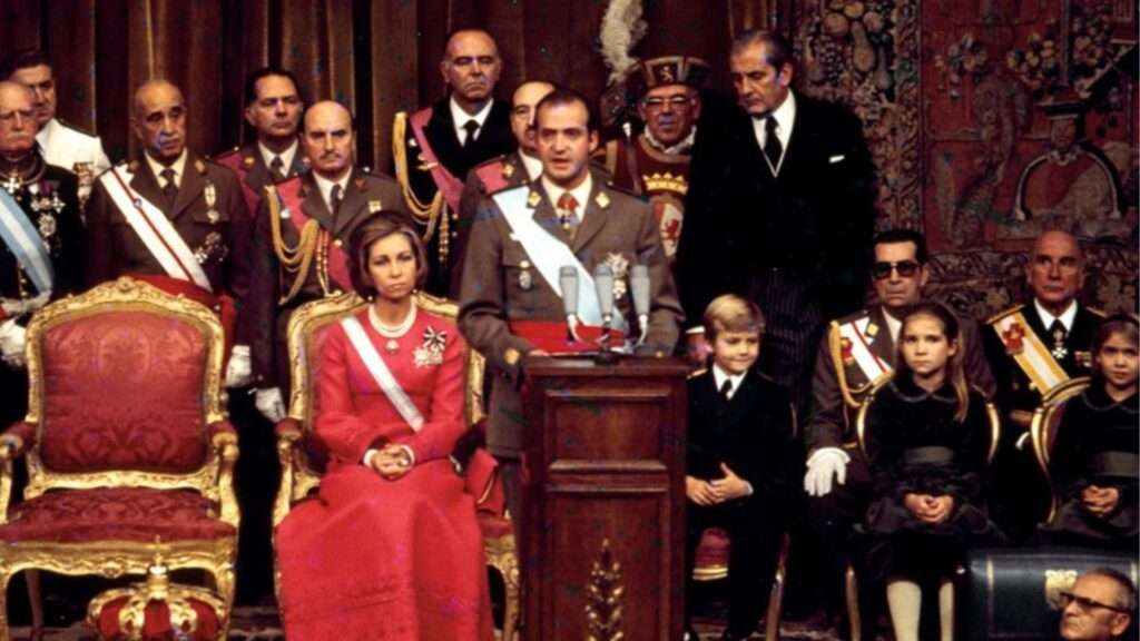 Juan Carlos I el día de su coronación junto a Doña Sofía y sus tres hijos